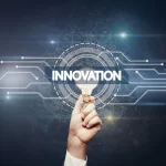 Comparacao entre empresa moderna inovadora e empresa obsoleta no mercado atual