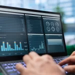 Painel de inteligencia artificial auxiliando empresas na tomada de decisoes estrategicas